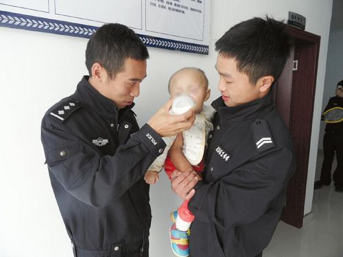 泸州:借故上厕所 男子将婴儿丢在报亭后消失(图1) 泸州:借故上厕所 男子将婴儿丢在报亭后消失(图1)