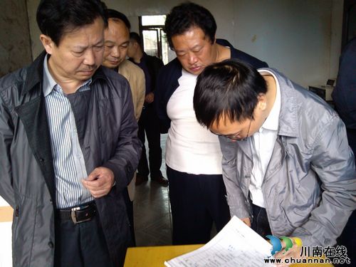 泸州市质监深入合江佛荫镇调研白酒专项整治工作(图2) 泸州市质监深入合江佛荫镇调研白酒专项整治工作(图2)