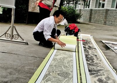 威远书画爱好者画出内江最长国画