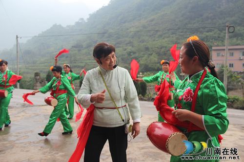叙永落卜镇:金秋喜迎十八大 花鼓声里献薄礼(图2) 叙永落卜镇:金秋喜迎十八大 花鼓声里献薄礼(图2)