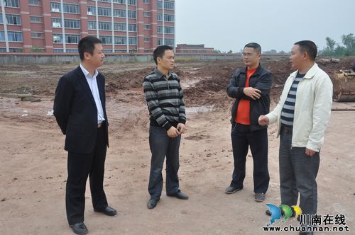 云锦镇:环境治理常抓不懈 扮靓镇容迎十八大(图2) 云锦镇:环境治理常抓不懈 扮靓镇容迎十八大(图2)