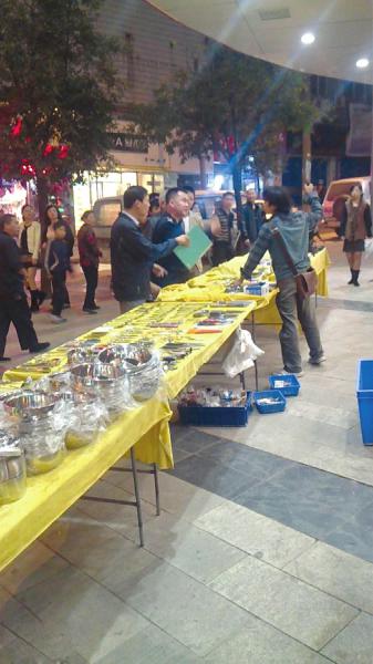 摊贩举刀相向&nbsp;网友力挺城管“应该管”(图1)