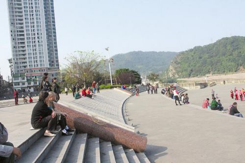 《宜宾赋》身变梭梭板&nbsp;管理部门呼吁文明游玩(图1)