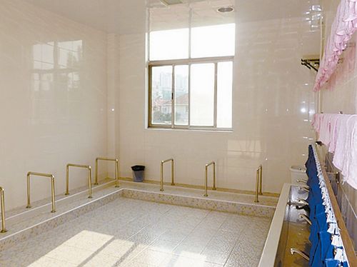 幼儿园男女同厕引发家长担忧(图1)