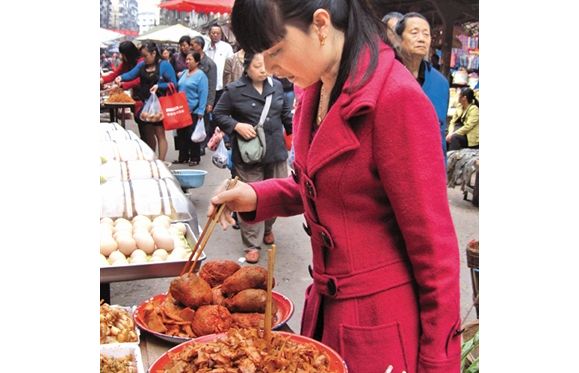内江：试吃食品&nbsp;卫生状况令人忧
