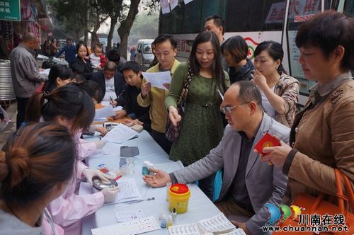 立石镇：爱心人士义务献血(图1)