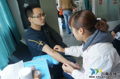 立石镇：爱心人士义务献血(图2)