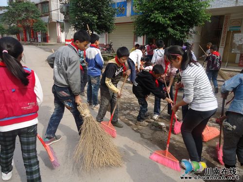 龙车镇：义务保洁，小手牵起大手靓街道(图3)