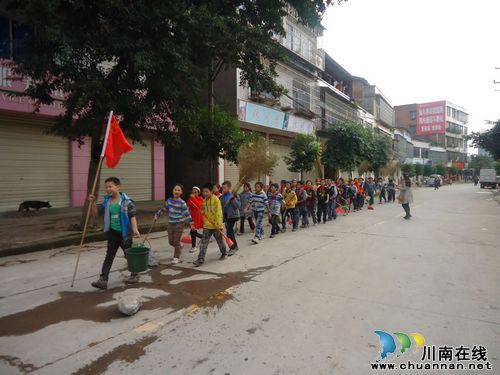 龙车镇：义务保洁，小手牵起大手靓街道(图1)