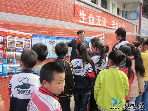 合江先滩镇：法制宣传进校园(图1)