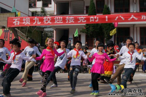 叙永:彝族达体舞进学校(图2)