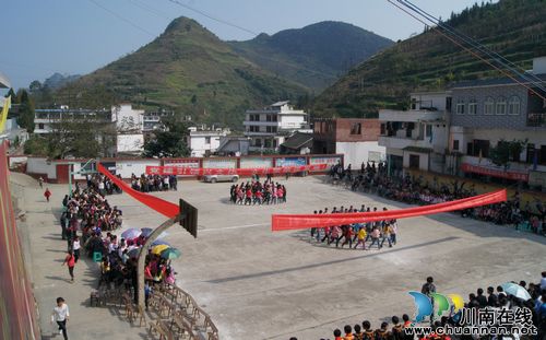 叙永:彝族达体舞进学校(图1)