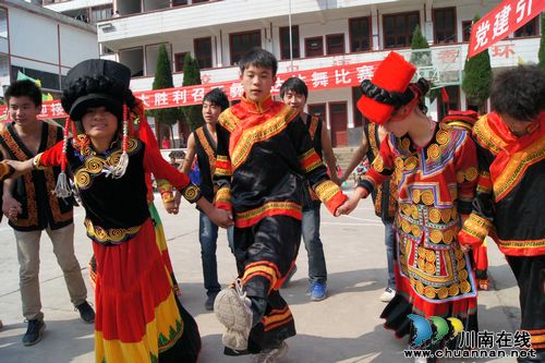 叙永:彝族达体舞进学校(图3)