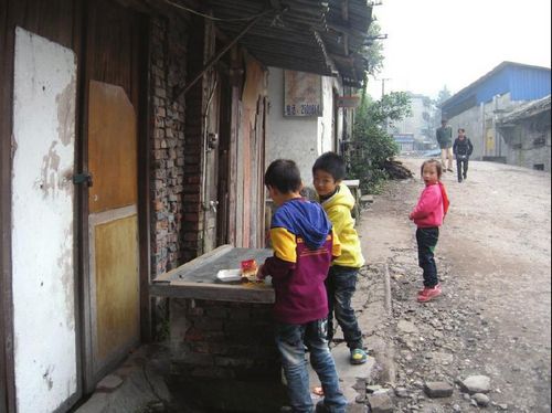 《不准带饭学生坐校门口吃?》续:已能回教室吃(图1)