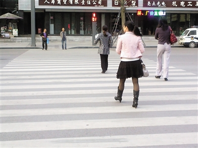 安全过马路,你做到了吗?(图1) 安全过马路,你做到了吗?(图1)