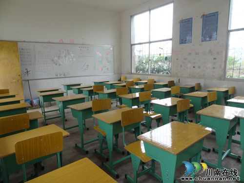 成都爱心人士捐赠100套课桌椅给田坎村小(图2)