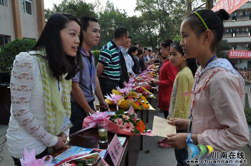 广州市民营企业家到纳溪大渡中学开展捐资助学活动(图3)