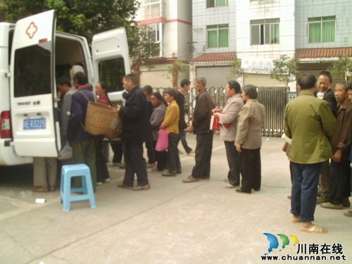 泸县太伏镇：免费发放药品(图1)