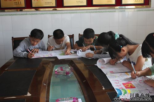 喜迎十八大&nbsp;泸县潮河镇开展校园手抄报限时评比(图1)