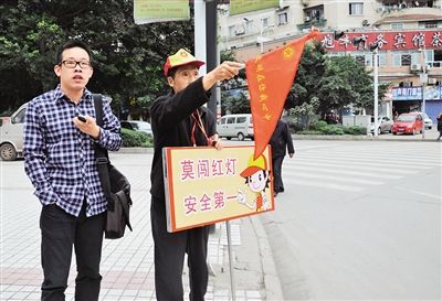 内江市城区风景线 文明引导员亮相东兴街头(图1) 内江市城区风景线 文明引导员亮相东兴街头(图1)