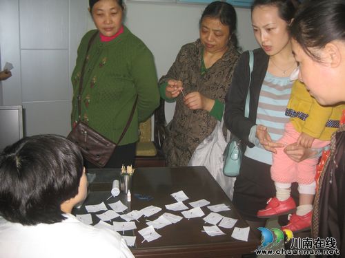 泸州市山岩脑社区开展免费妇检活动(图1)