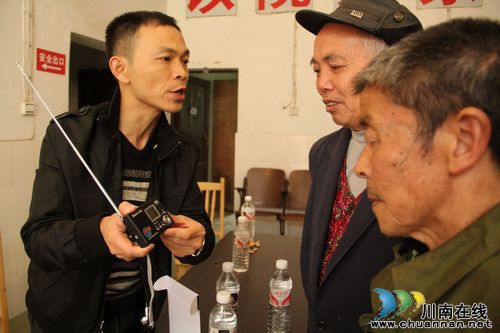 龙车镇：收音机送到敬老院，开心度重阳(图1)