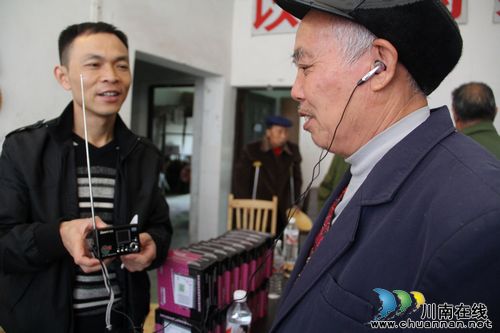 龙车镇：收音机送到敬老院，开心度重阳(图2)