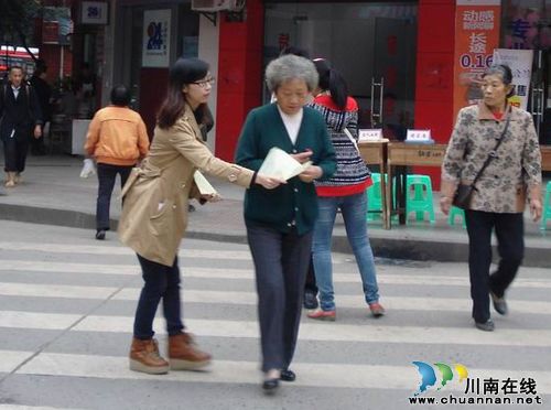 纳溪区举行“敬老月”宣传活动(图2)