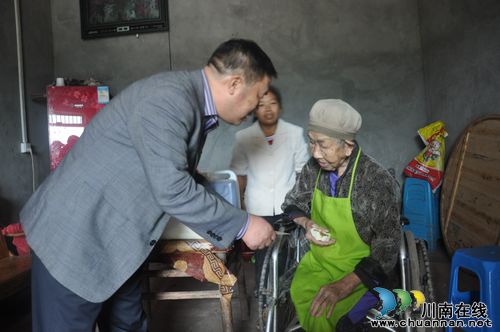 云锦镇：为百岁老人送节日祝福(图2)