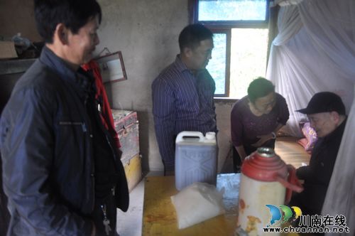 云锦镇：为百岁老人送节日祝福(图1)