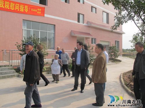 泸县发改局、投资促进局、质监局慰问奇峰镇五保老人(图1)