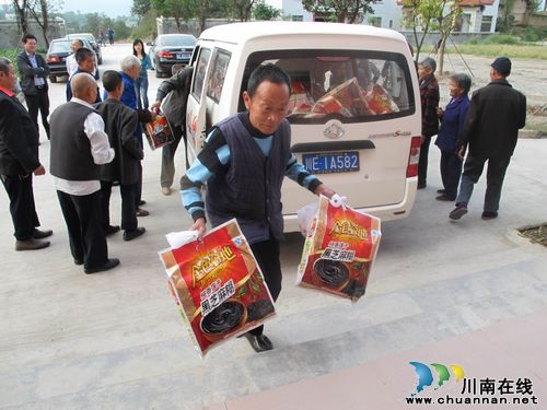 泸县发改局、投资促进局、质监局慰问奇峰镇五保老人(图2)