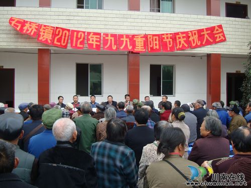 泸县司法局重阳节前夕到石桥镇敬老院慰问(图1)