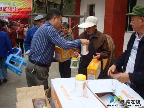 泸县司法局重阳节前夕到石桥镇敬老院慰问(图2)