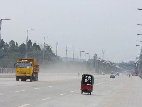 渣土车“滴撒漏”　内江市民头疼四桥灰蒙蒙(图1)