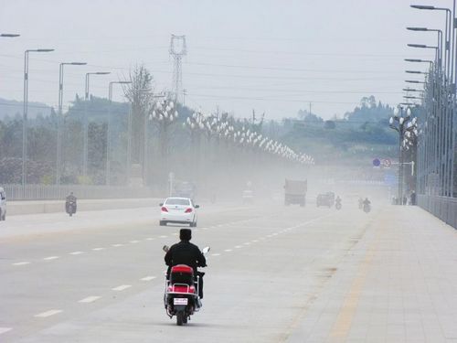 渣土车“滴撒漏”　内江市民头疼四桥灰蒙蒙(图3)