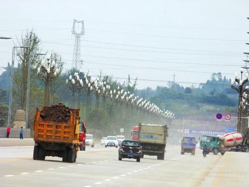 渣土车“滴撒漏”　内江市民头疼四桥灰蒙蒙(图4)