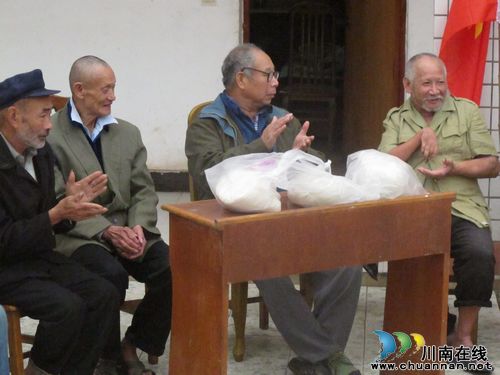 泰安镇：重阳佳节时&nbsp;情浓敬老院(图3)