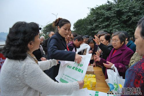 山岩脑社区：喜迎“十八大”情系“重阳节”(图3)