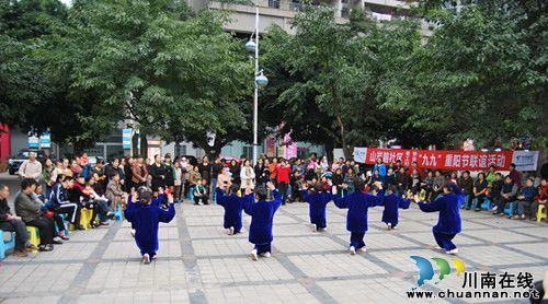 山岩脑社区：喜迎“十八大”情系“重阳节”(图1)