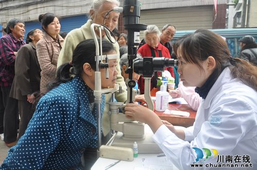 泸县云锦镇开展2012年重阳节大型义诊公益活动(图1)