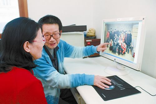 儿子车祸亡&nbsp;五同学无微不至照顾其父母十余年(图1)