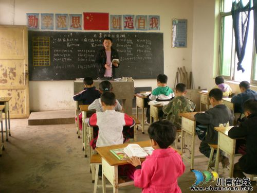 泸县方洞镇：80后夫妻扎根村小奉献青春(图1)