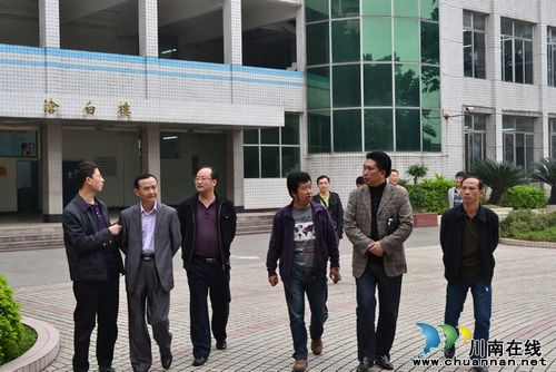 叙永一中顺利通过创建市级园林式单位初查(图1)