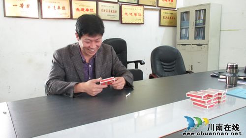 百和镇：送“普法扑克”到企业(图2)