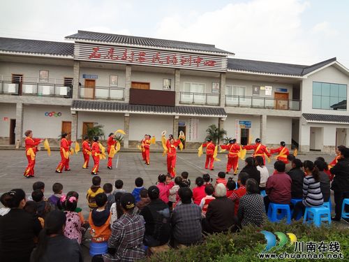 华阳街道：草根文艺队活跃乡间&nbsp;喜迎十八大(图1)