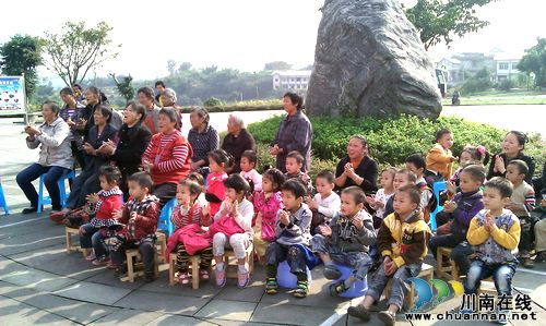 华阳街道：草根文艺队活跃乡间&nbsp;喜迎十八大(图2)