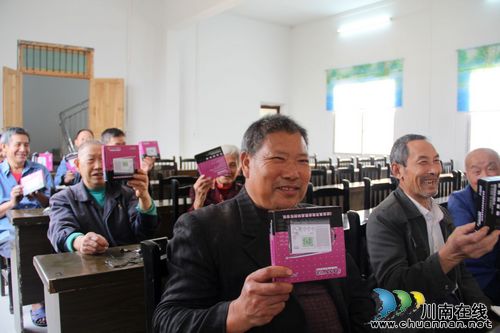 龙车镇:喜迎十八大,收音机送给老党员(图2) 龙车镇:喜迎十八大,收音机送给老党员(图2)