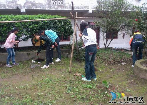 焦滩乡:小学生走进敬老院献爱心(图1) 焦滩乡:小学生走进敬老院献爱心(图1)