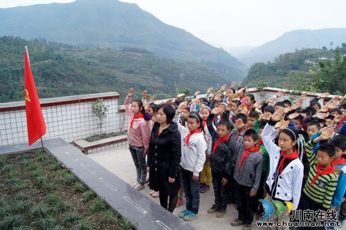 泸州叙永：缅怀先烈喜迎十八大(图2)